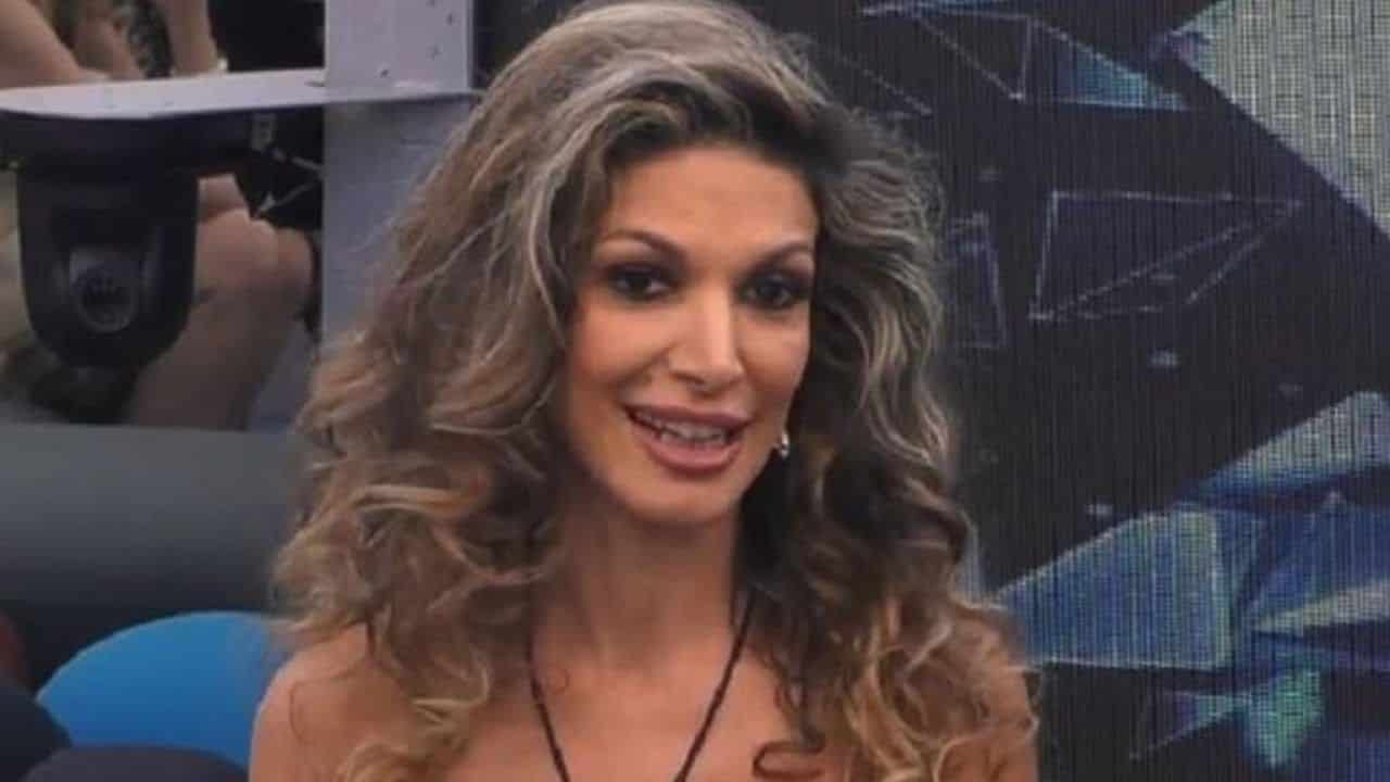 Maria Monsè, la figlia Perla una furia contro di lei: Sei ossessiva, stai rovinando il nostro rapporto”