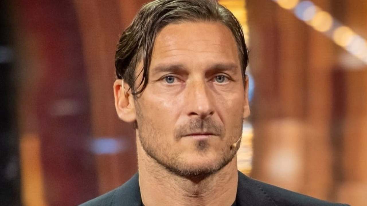 Totti torna in tv e Simona Ventura gli fa una domanda scomoda, momenti di grande imbarazzo