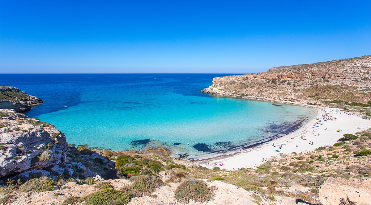 Puglia tragedia in mare, 47enne barese muore annegato dopo aver portato in salvo la figlia