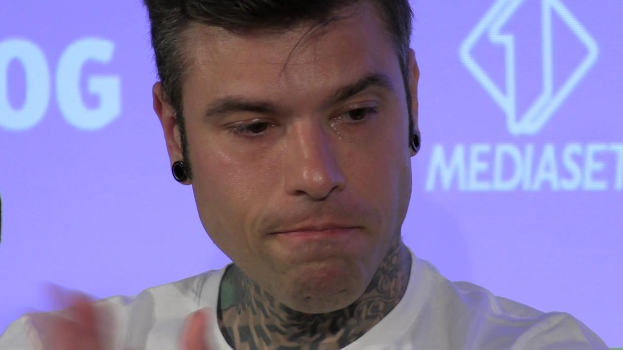 Fedez, un hater lo attacca: “Come fa la Ferragni a stare con Fedez?” e lui risponde e lo asfalta