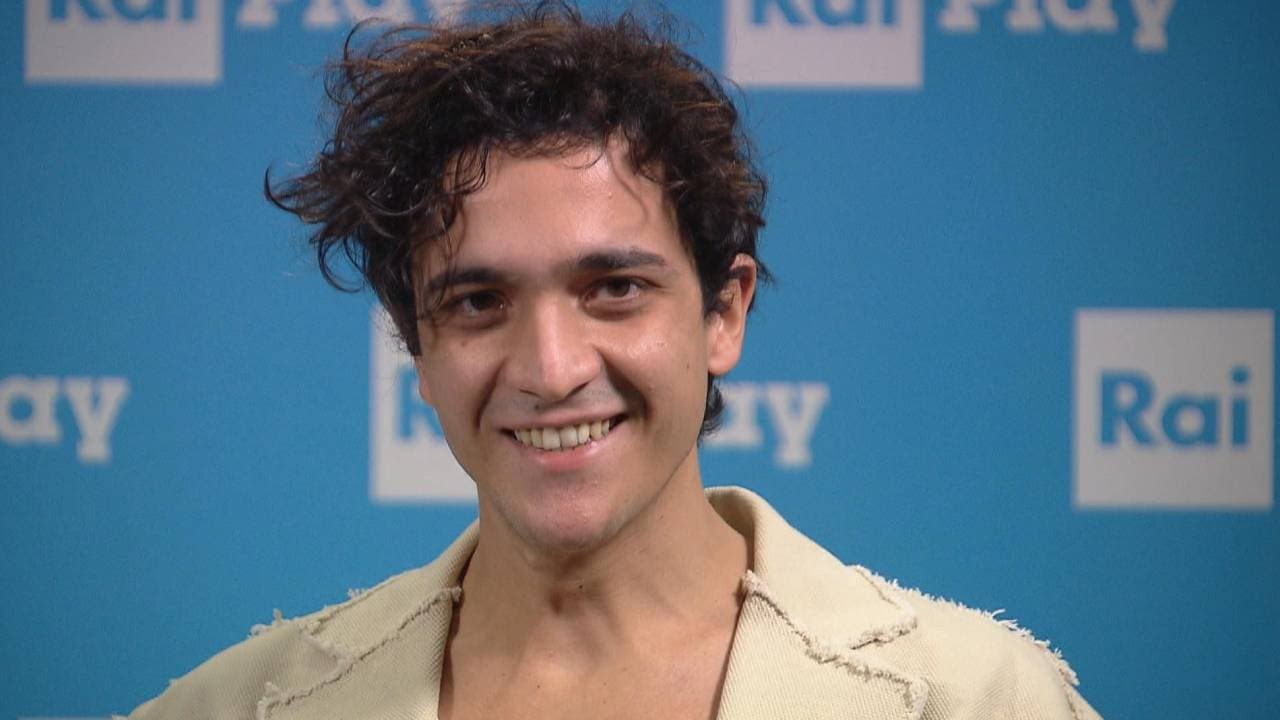 Tananai travolto dalla bufera, sale sul palco in ritardo, canta solo qualche minuto e va via, sul web lo attaccano e lui replica