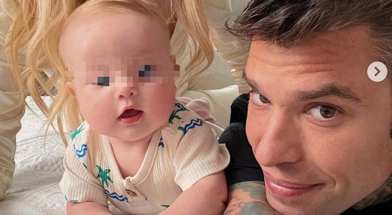 Fedez post un video con la figlia e poi dice: “E ora non chiamate i servizi sociali”