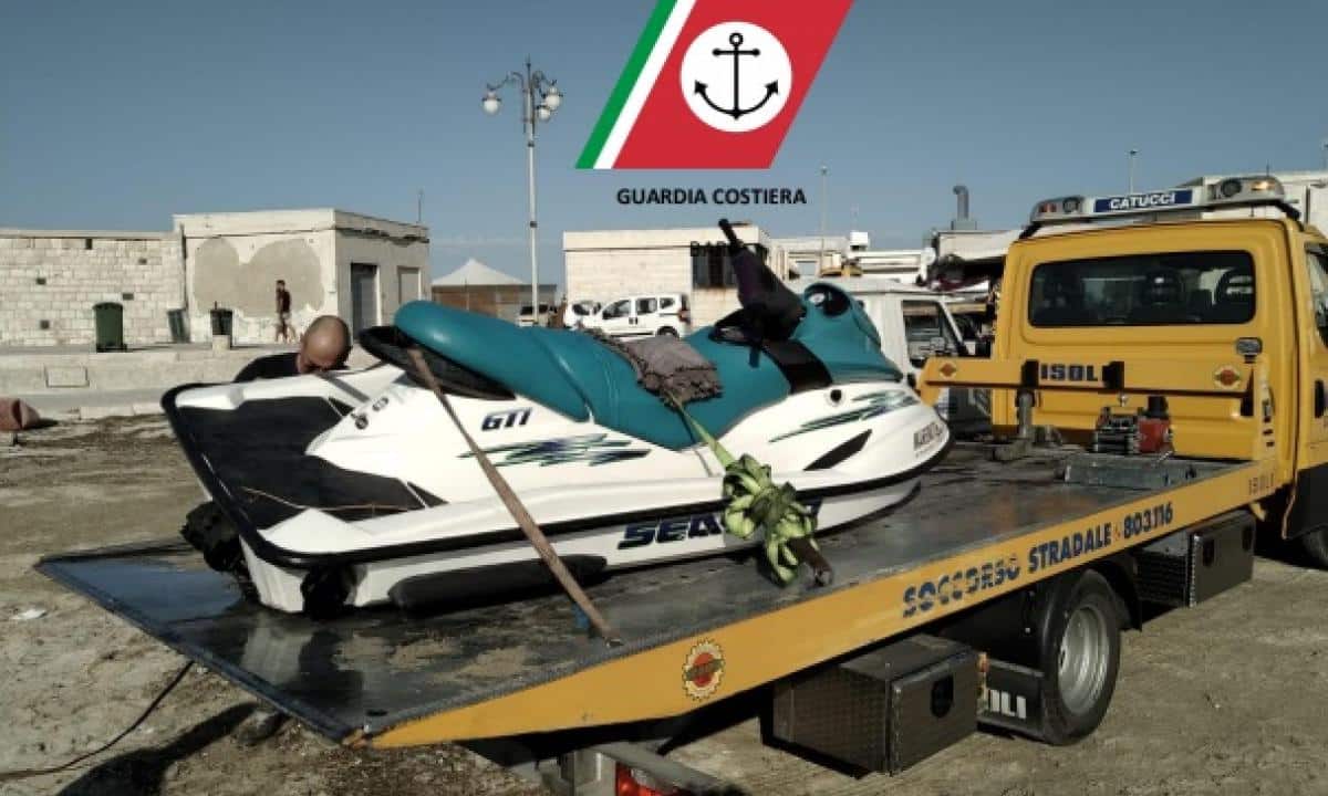 Bari, a massima velocità con un acquascooter vicino alla riva del lungomare, multa di oltre 4 mila euro per 32eene senza patente