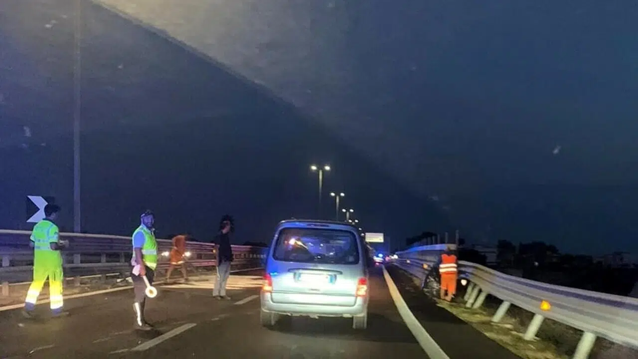 Bari, momenti di paura in tangenziale, auto finisce fuori strada, feriti due ventenni