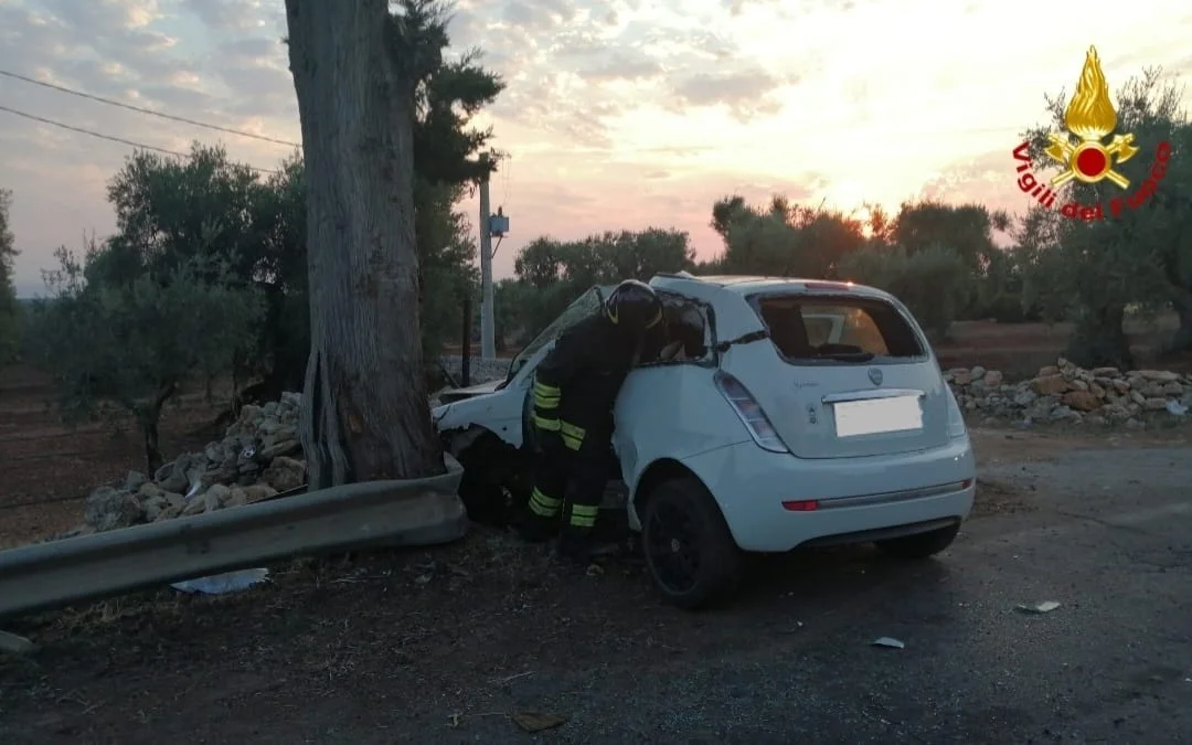 Ex statale 16, auto sfonda il guardrail, conducente estratto dalle lamiere è gravissimo