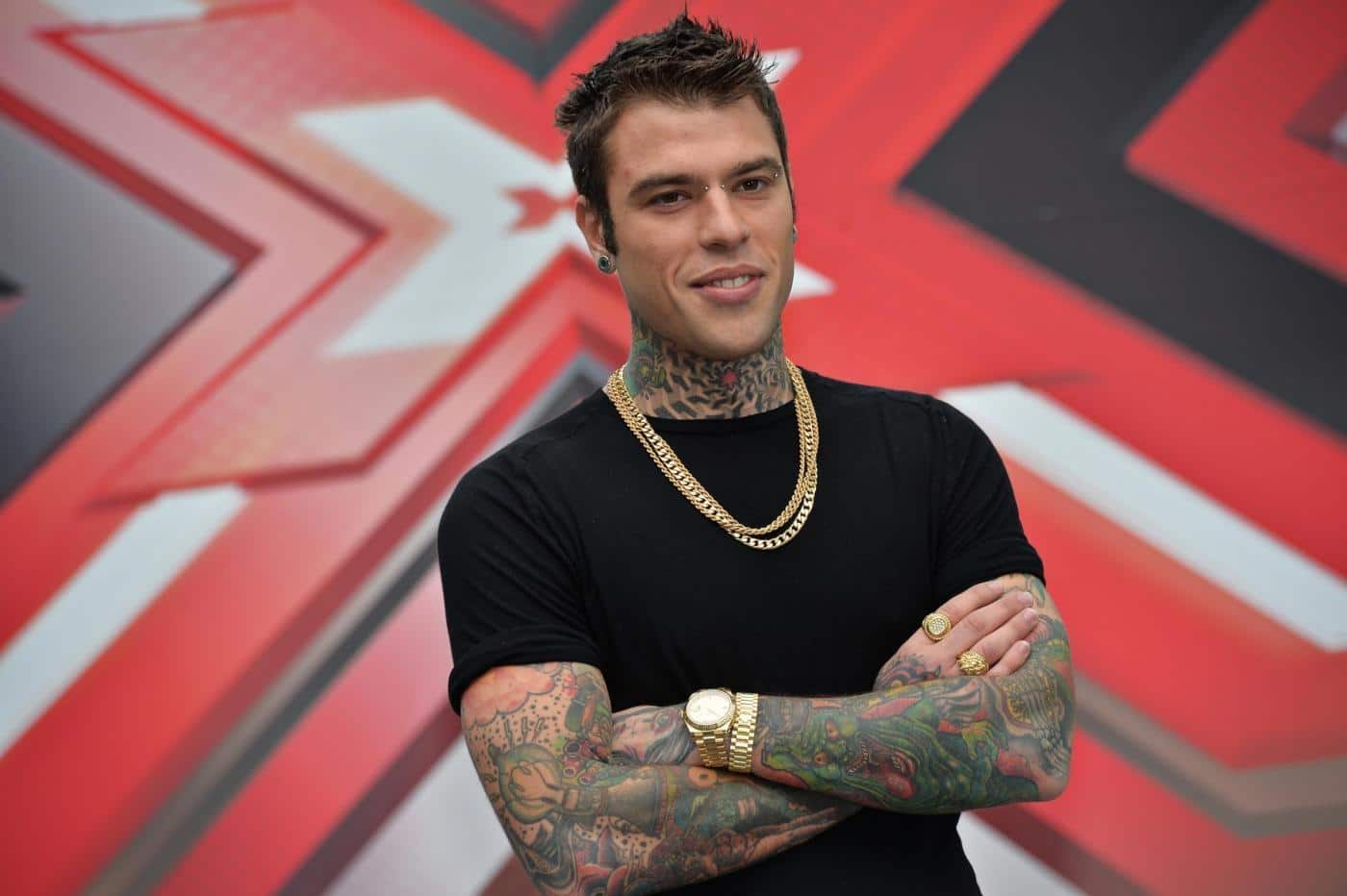 Fedez alla presentazione ufficiale di X Factor scatena il web, critiche per il rapper