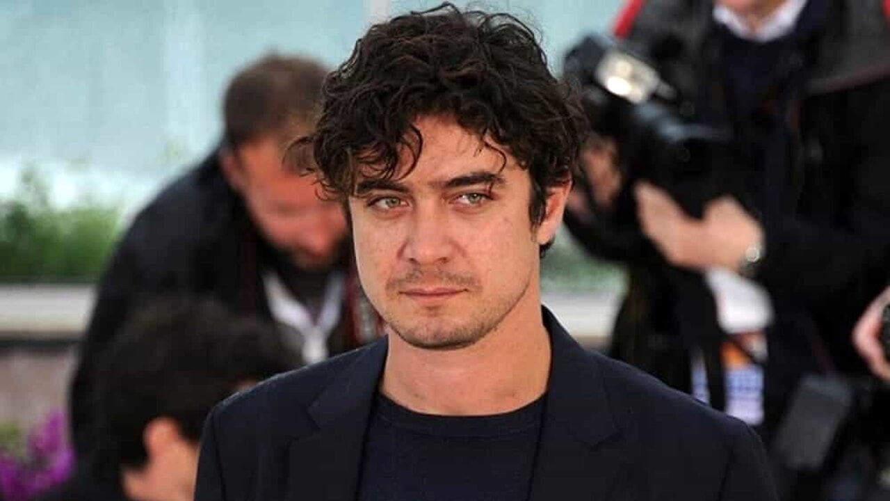 Fabio Fazio a Riccardo Scamarcio: “E’ vero che Michele Placido ti ha scelto perchè sei antipatico?”, Scamarcio non la prende bene