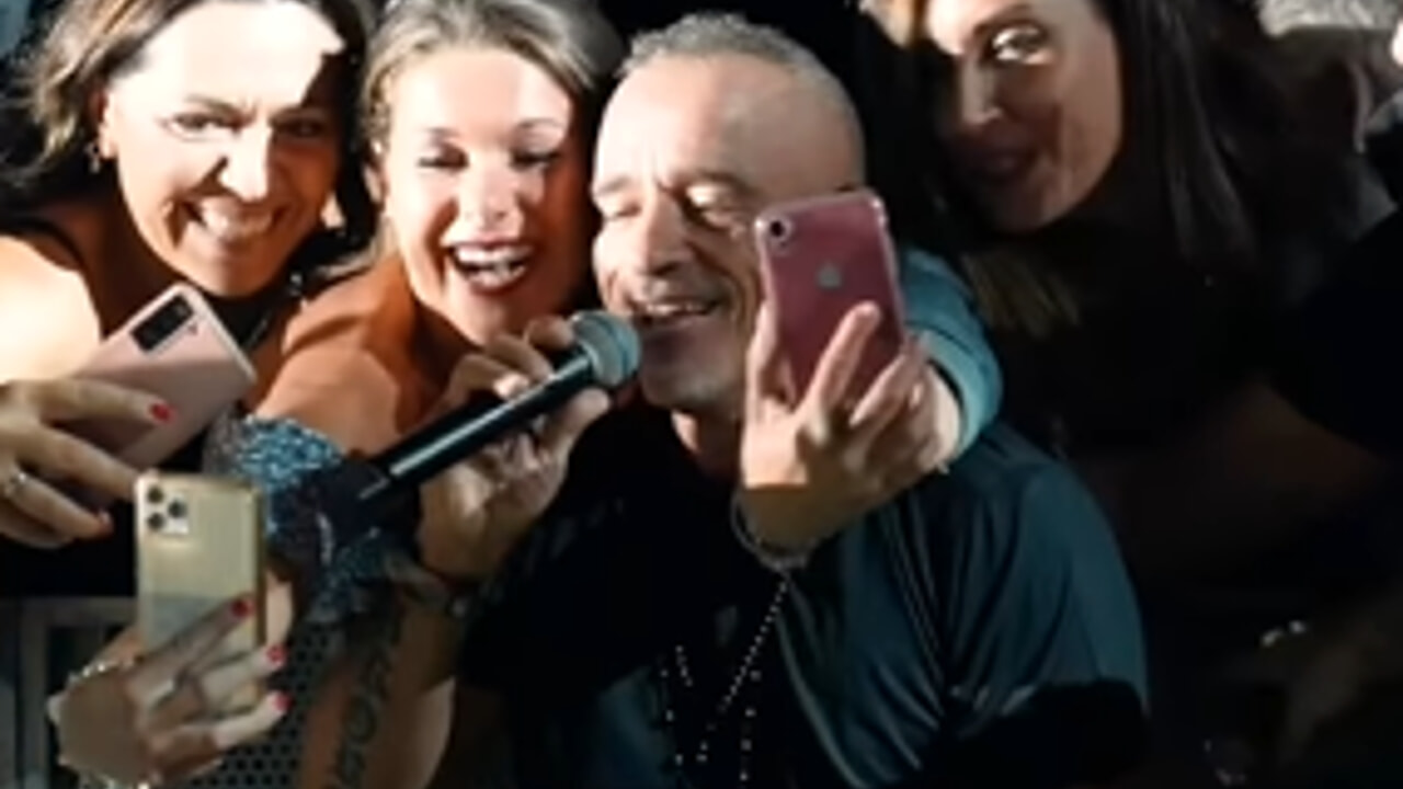 Eros Ramazzotti, al suo concerto vede una ragazza identica a Michelle Hunziker, ciò che le dice diverte tutto il pubblico