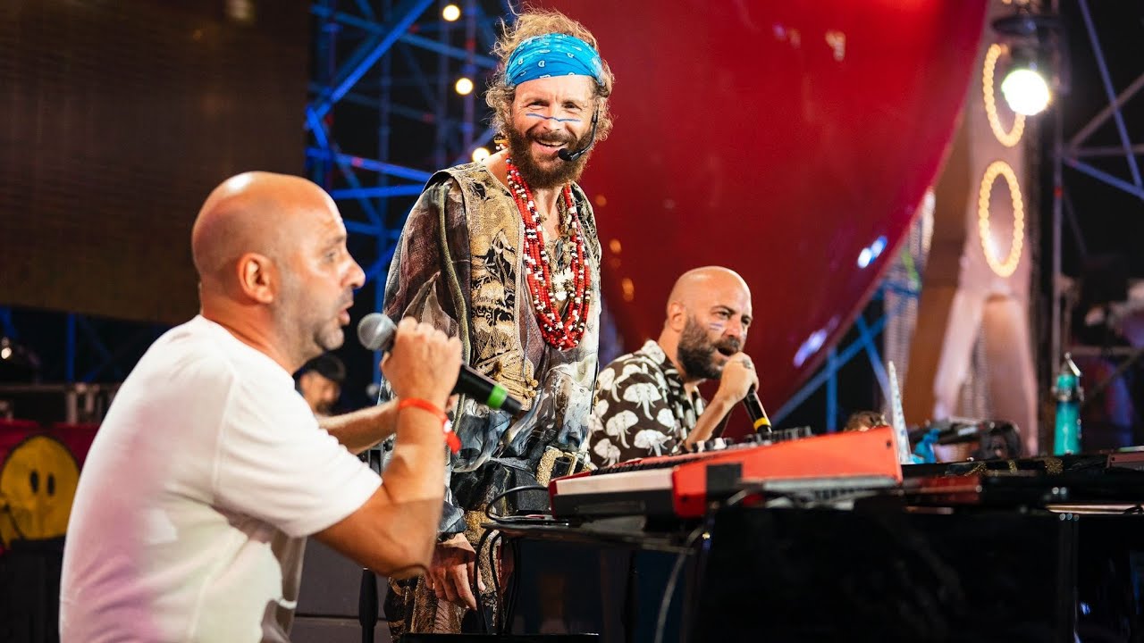 Checco Zalone, al suo spettacolo arriva Jovanotti, l’ironia sulle polemiche del Jova party fanno esplodere in un lungo applauso