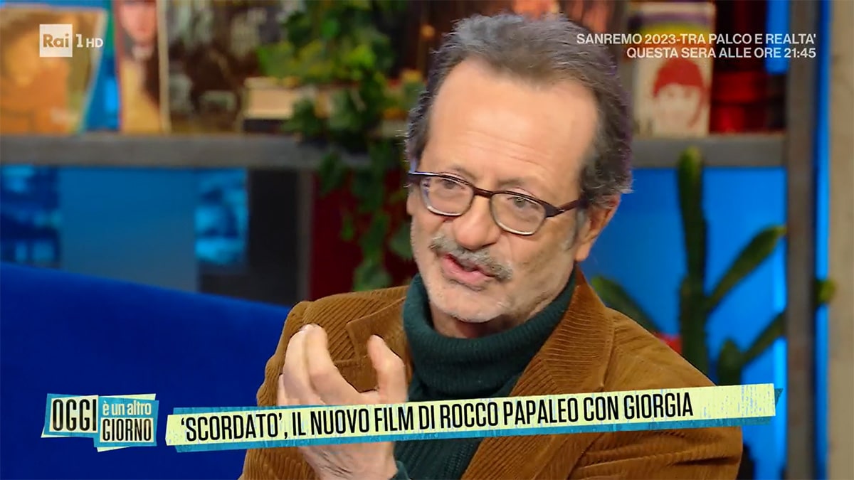 Oggi è un altro giorno, Rocco Papaleo infastidito per la domanda gela Serena Bortone in diretta: “Beh, secondo te? tu che dici?”