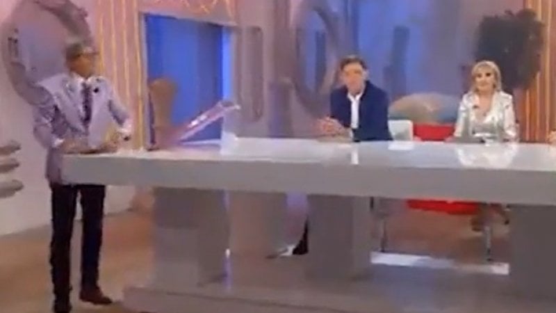 Uno Mattina in famiglia, Tiberio Timperi litiga in diretta con Gianni Ippoliti “Facciamo i conti dopo”, arriva il provvedimento contro Timperi: “Ha minacciato e bullizzato Gianni Ippoliti”