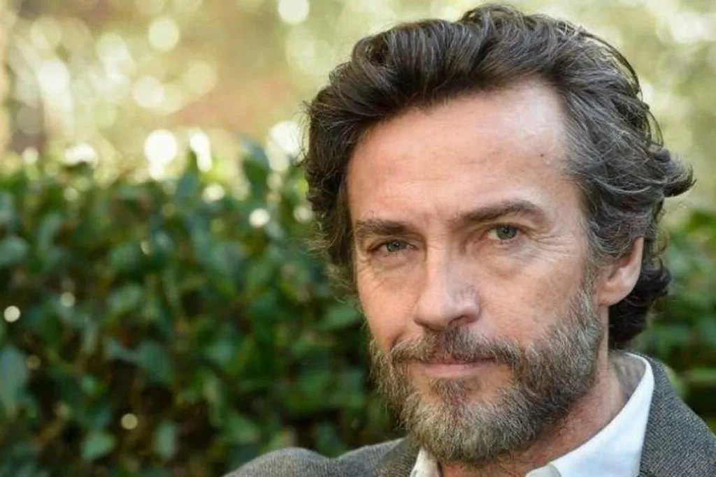 Alessio Boni diventa Pietro Fenoglio in “Il metodo Fenoglio” di Carofiglio e racconta la sua esperienza a Bari