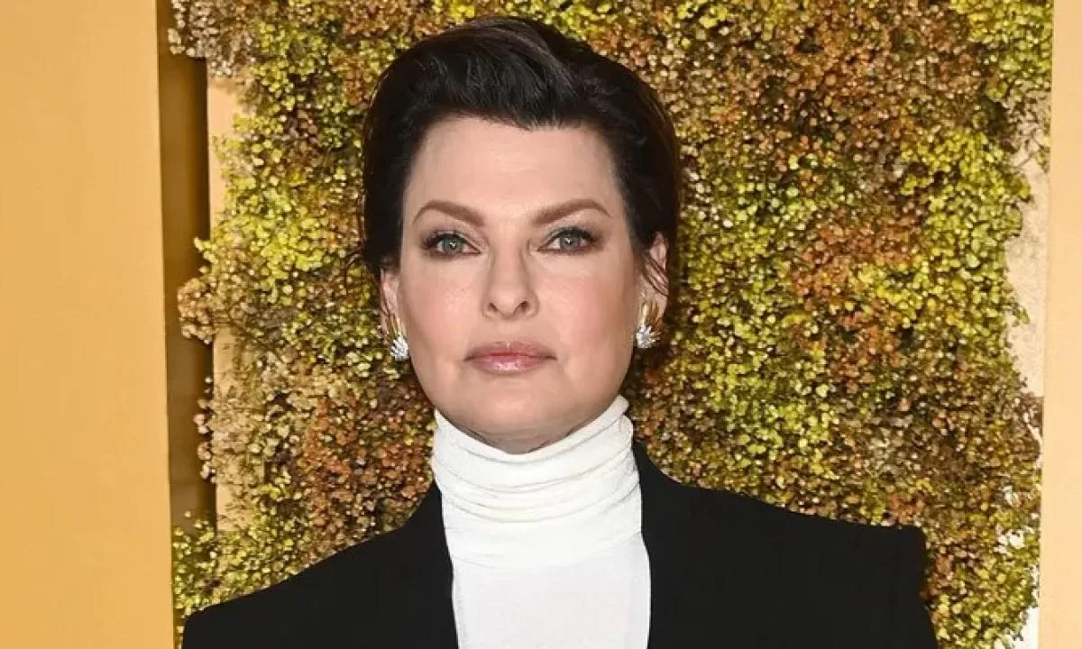 Linda Evangelista chiude all’amore e spiega la sua decisione di rimare single: “Odio sentire qualcuno respirare accanto a me”
