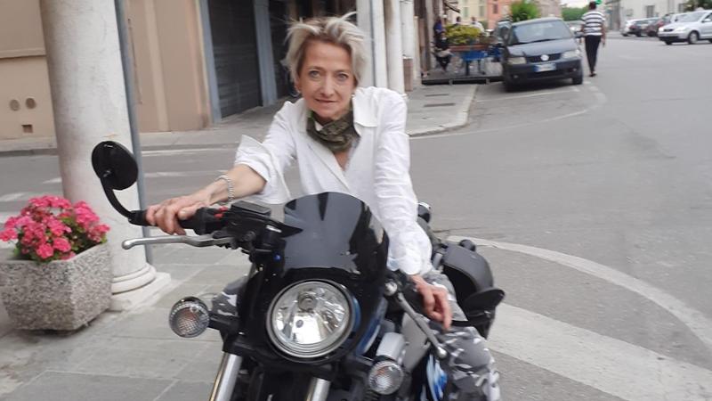 Rossella Cominotti, 53 anni, è stata tragicamente trovata morta nella sua stanza d'albergo a Mattarana. Le autorità sono alla ricerca del marito, Alfredo Zenucchi, attualmente irreperibile.