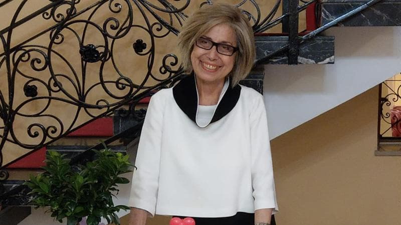 La docente Silvana Ghiazza ha lasciato tutti i suoi averi per creare una fondazione che finanzia borse di studio in oncologia e letteratura, continuando il suo impegno nell'istruzione anche dopo la sua scomparsa.
