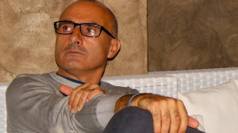 Mauro Di Giacomo, fisioterapista di 63 anni, è stato brutalmente assassinato a Poggiofranco. Gli investigatori, aiutati da testimonianze e videosorveglianza, sono vicini a catturare il responsabile.