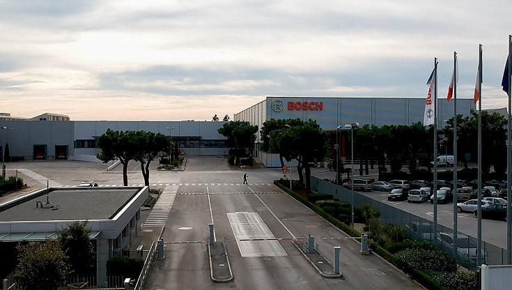 Un operaio di 45 anni è stato gravemente ferito in un incidente nello stabilimento Bosch a Bari, provocando uno sciopero dei sindacati. Le indagini sulla dinamica sono in corso.