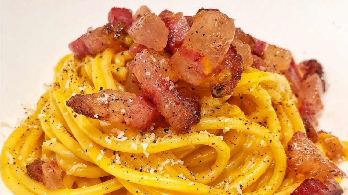 Gianfilippo Mattioli, ristoratore italiano a Londra, decide di eliminare la carbonara dal menu del suo ristorante per preservarne l'autenticità, rifiutando varianti non tradizionali.