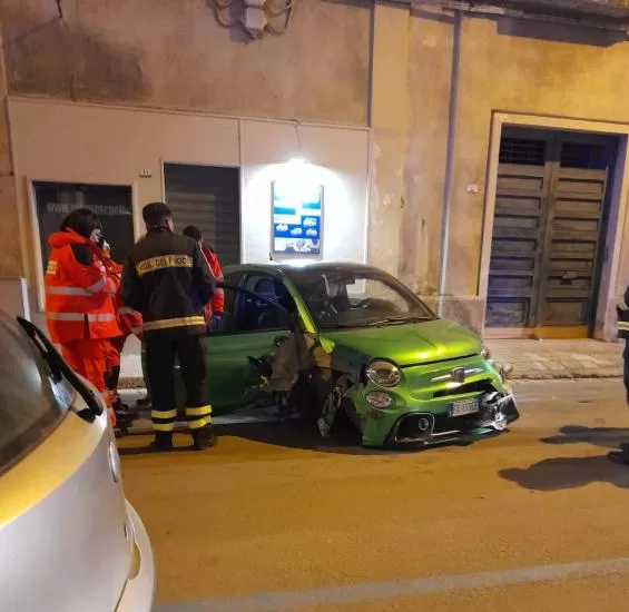 Puglia, incidente in pieno centro, si schianta con la Fiat Abarth contro un’auto parcheggiata, muore ragazzo 29enne