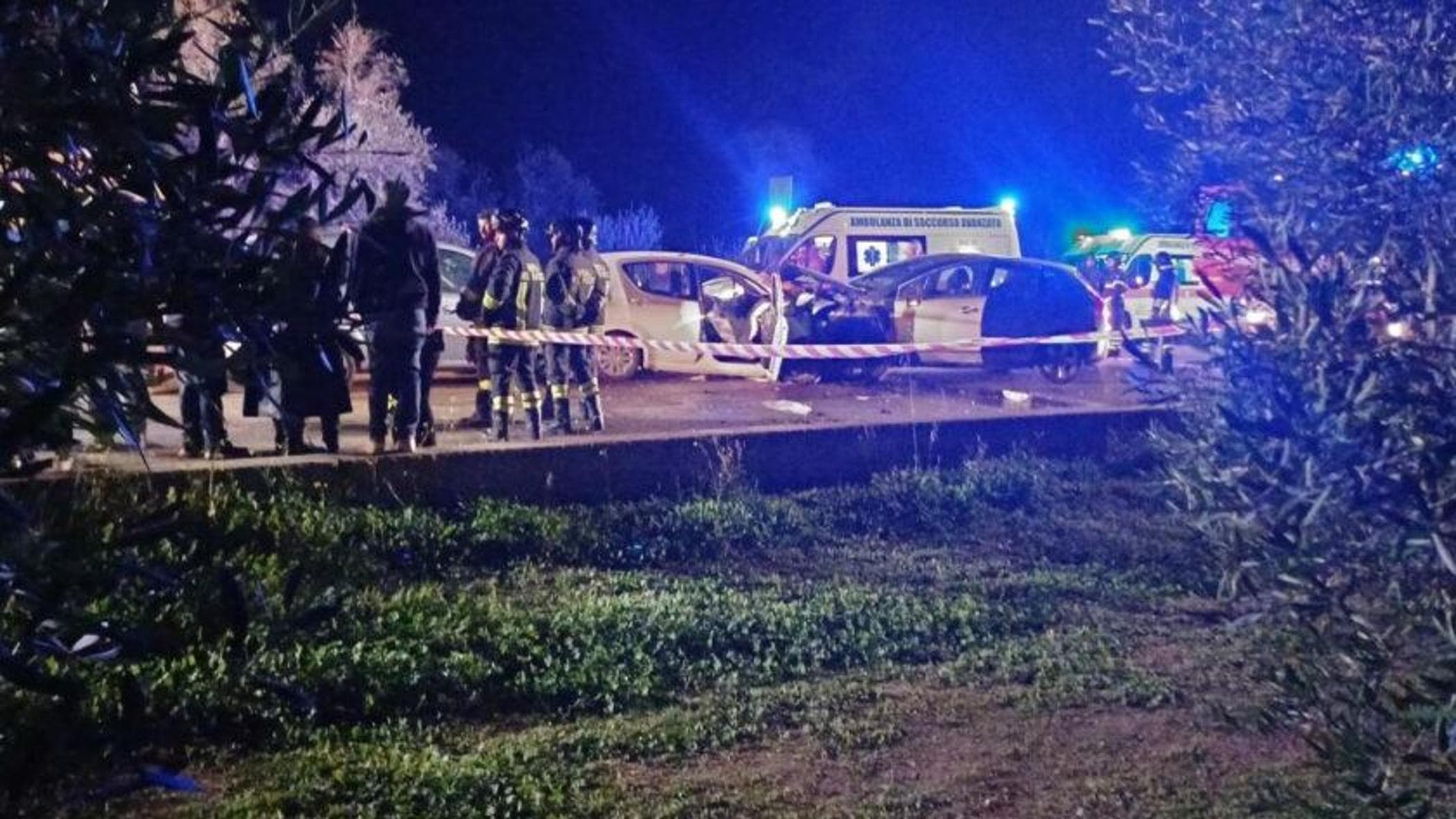 Un grave incidente stradale sulla Trani-Corato ha provocato la morte di due persone e il ferimento di altre tre, tra cui due bambini. Le forze dell'ordine sono al lavoro per ricostruire la dinamica dell'incidente.