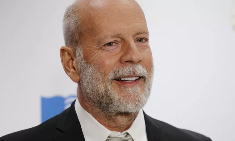 Dopo la diagnosi di afasia nel 2022, la famiglia di Bruce Willis ha confermato la progressione della malattia in demenza frontotemporale, unendo la famiglia in un legame di amore e sostegno.