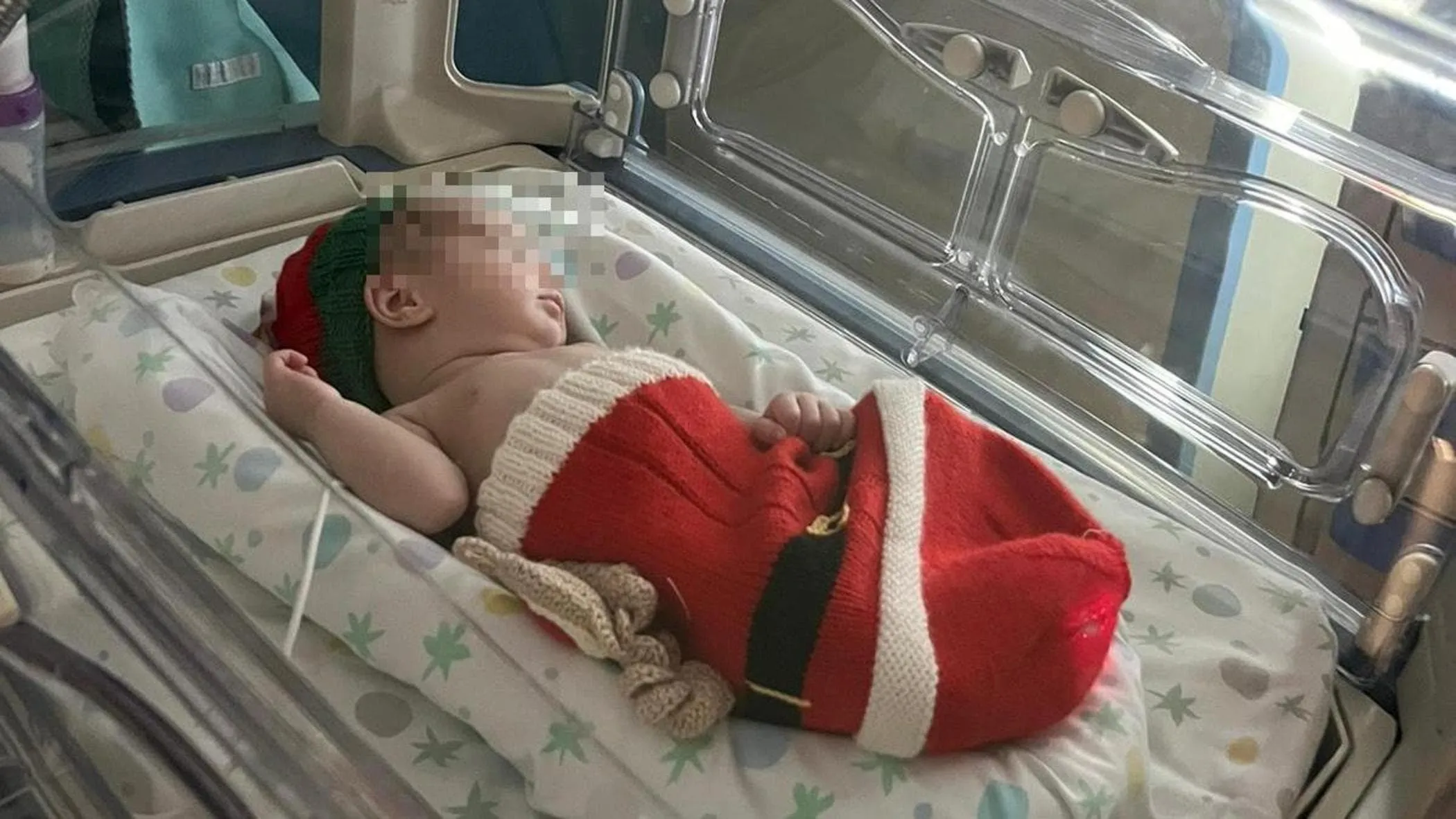La piccola Maria Grazia, trovata nella culla termica di una chiesa a Bari, è accolta e curata con amore dal personale del Policlinico, diventando un messaggio di speranza in questi giorni natalizi.