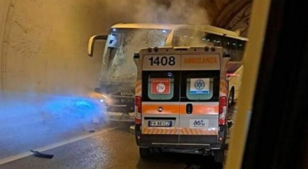 Un tragico incidente ha avuto luogo nella galleria Ca’ Gulino, vicino Urbino, coinvolgendo un’ambulanza della Croce Rossa e un bus con ragazzi. Quattro persone a bordo dell’ambulanza sono decedute.