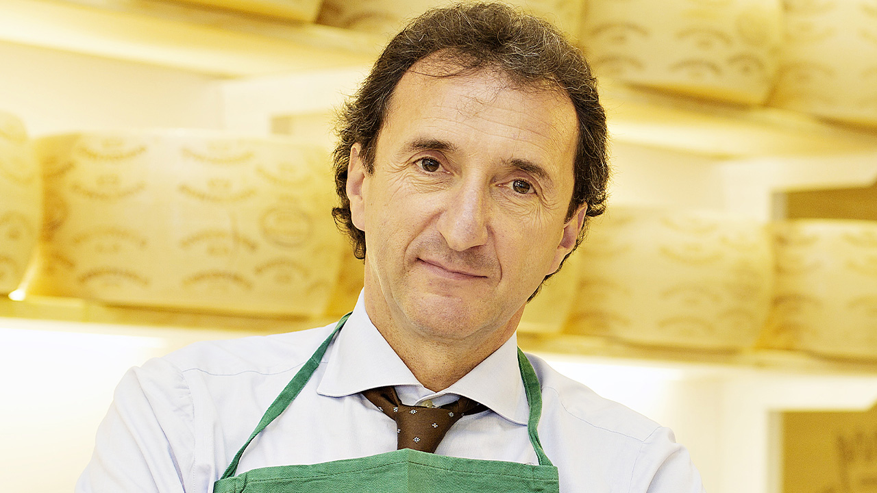 Vicenza, noto imprenditore decide di assumere i vecchi compagni di classe 60enne che non hanno più un lavoro “Colpiti dalla crisi, producono più dei 30enni”