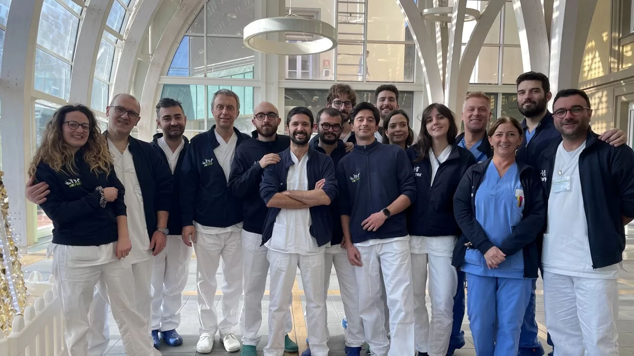 Svolta straordinaria: Bambino con ‘Malattia delle Ossa di Vetro’ cammina per la prima volta a 11 anni