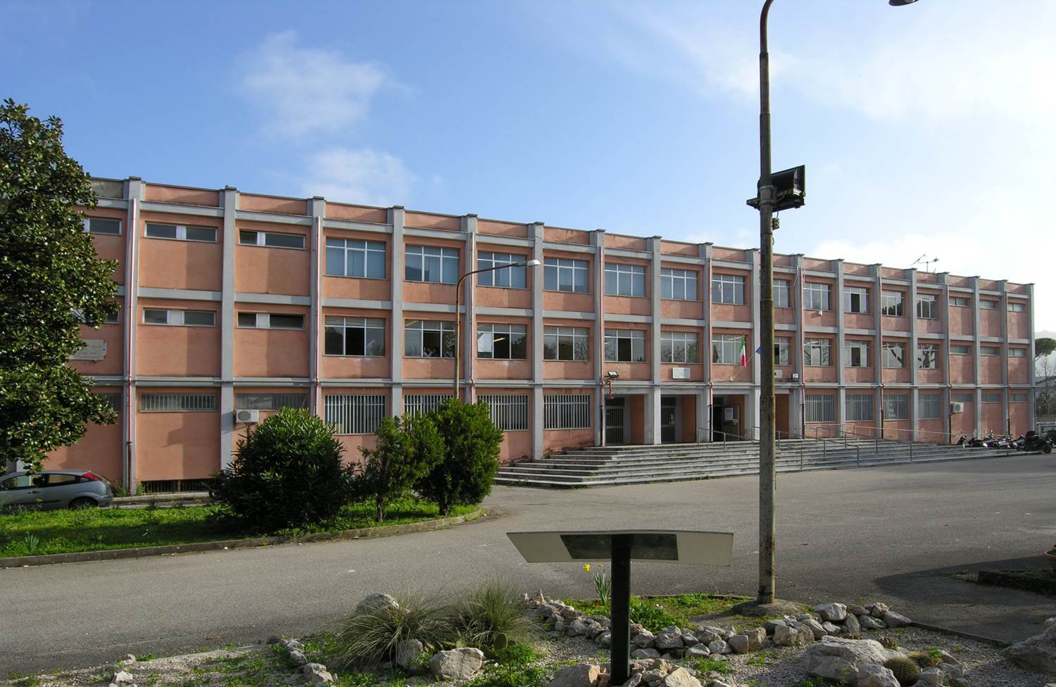 Una studentessa 17enne ha accoltellato una compagna di 18 anni durante una lezione serale all'Istituto Tecnico Michelangelo Buonarroti di Caserta, provocandole gravi ferite.