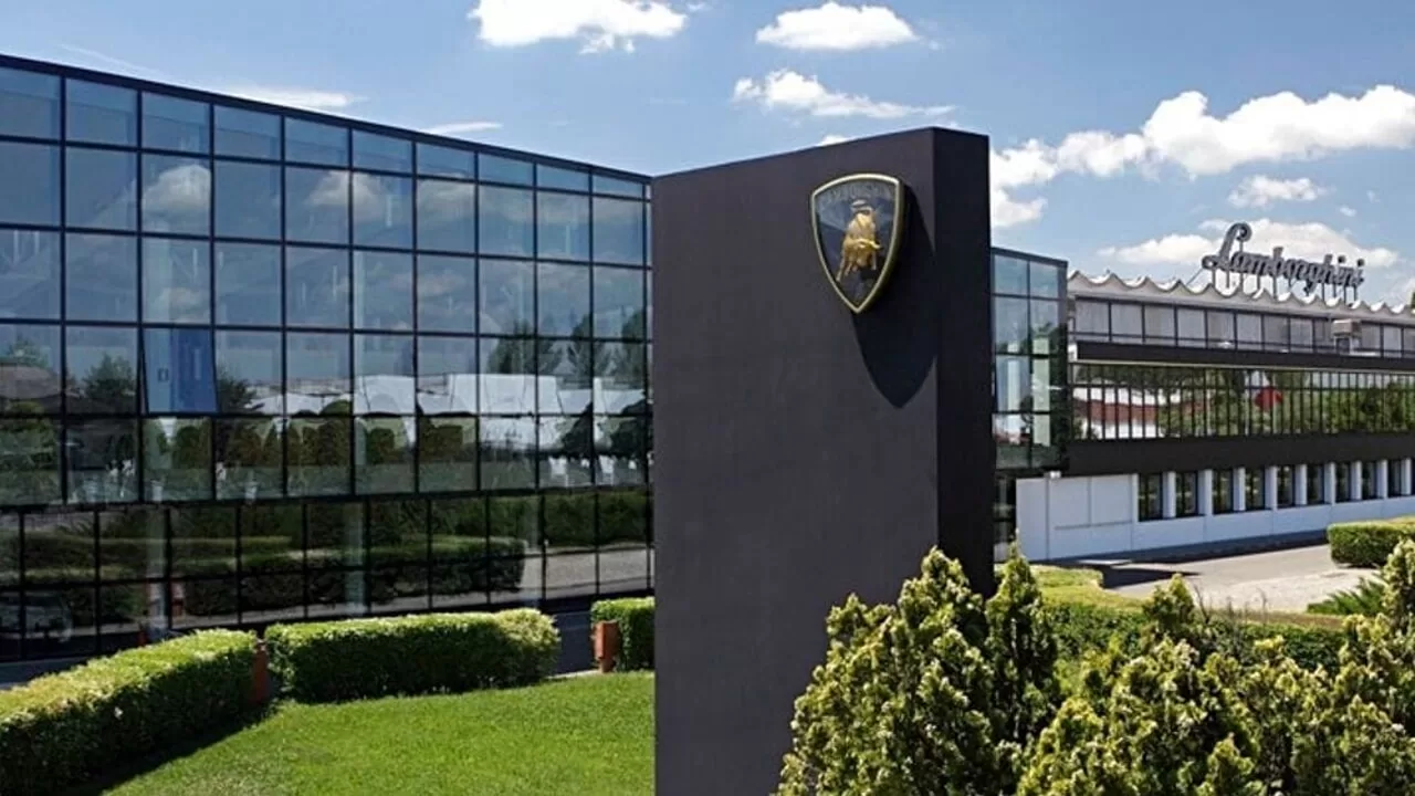 Lamborghini firma un accordo storico che introduce la settimana corta per i dipendenti, aumenti salariali, nuove assunzioni e misure per il benessere dei lavoratori.