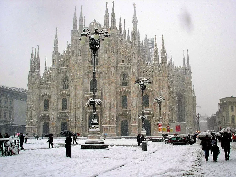 Tragedia sfiorata a Milano: famiglia con due bambini piccoli che viveva per strada salvata dal freddo estremo