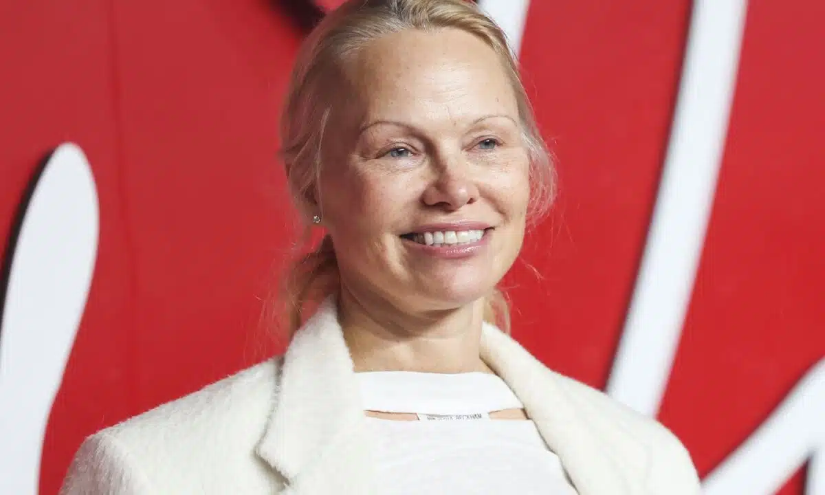 Pamela Anderson sceglie un look naturale, senza trucco, sui Fashion Awards, sottolineando la sua scelta come espressione di libertà e ribellione personale.