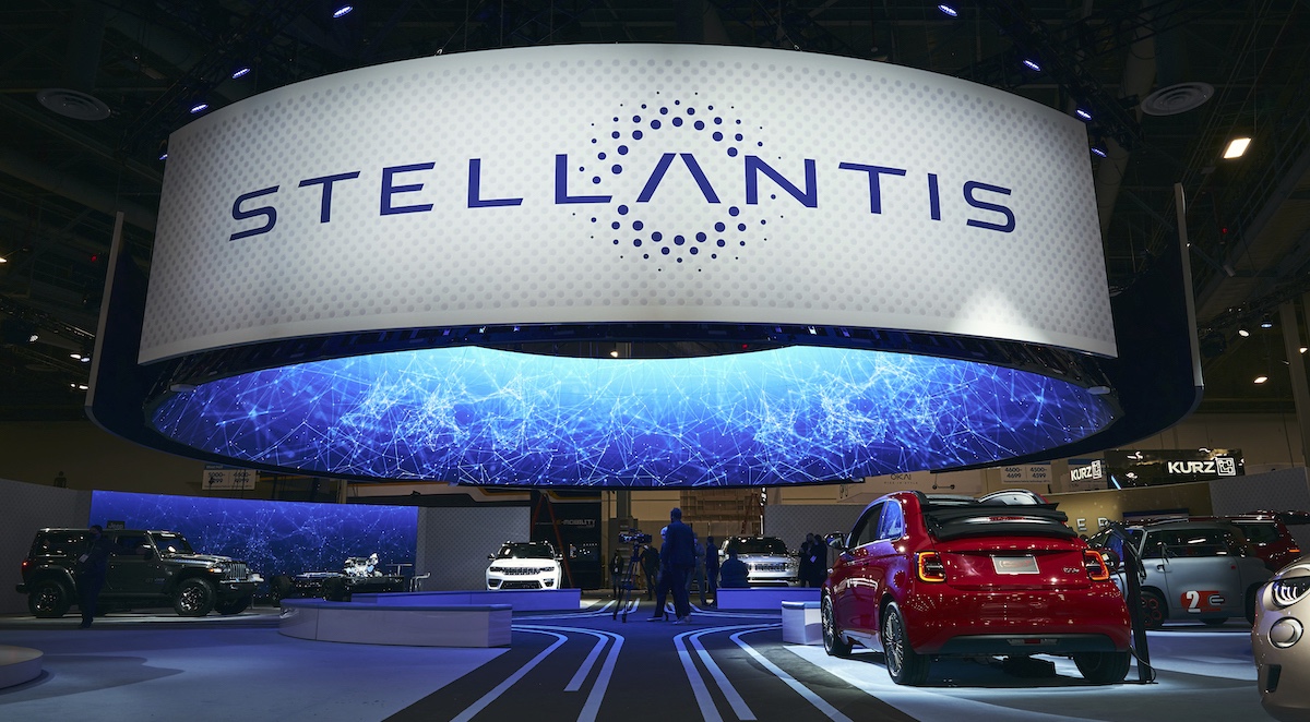 Stellantis: cassa integrazione per operai, aumento milionario per il Ceo