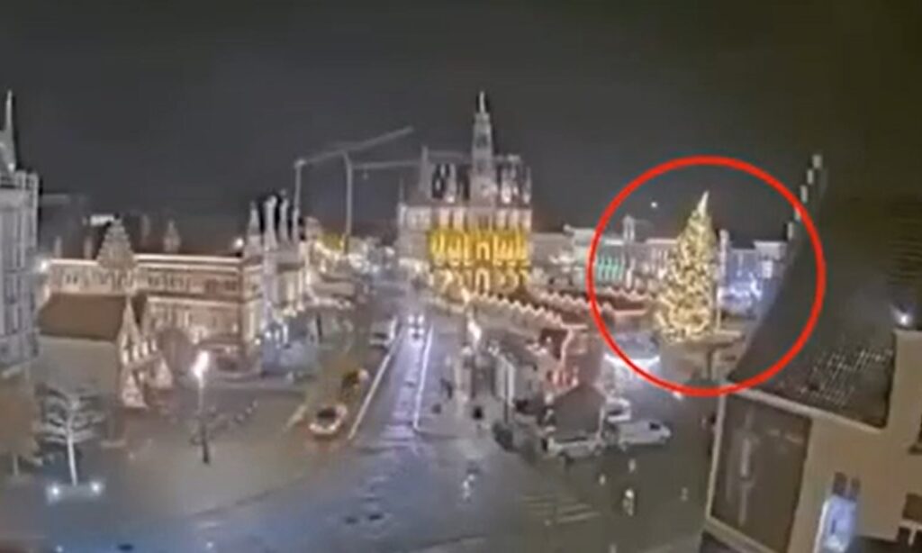 crollo albero di Natale (risorsa del web9