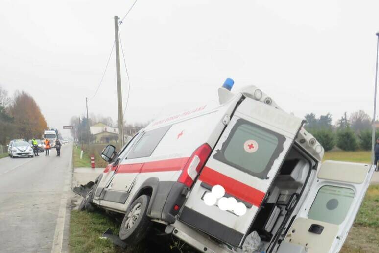 Accompagna la figlia disabile in ambulanza, ma il mezzo esce di strada e si schianta: Monica muore a 57 anni