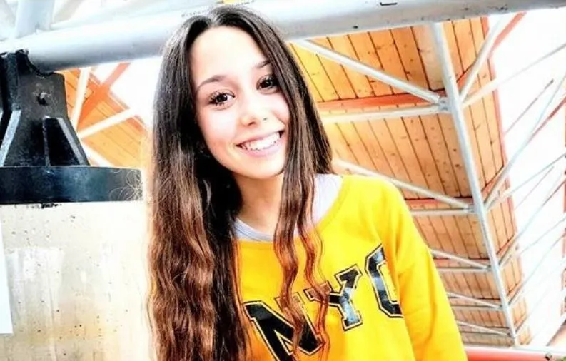 la giovane Alice Tiberi, di soli 21 anni, è deceduta dopo sette giorni di lotta in ospedale, lasciando una comunità in lutto e molte domande senza risposta.