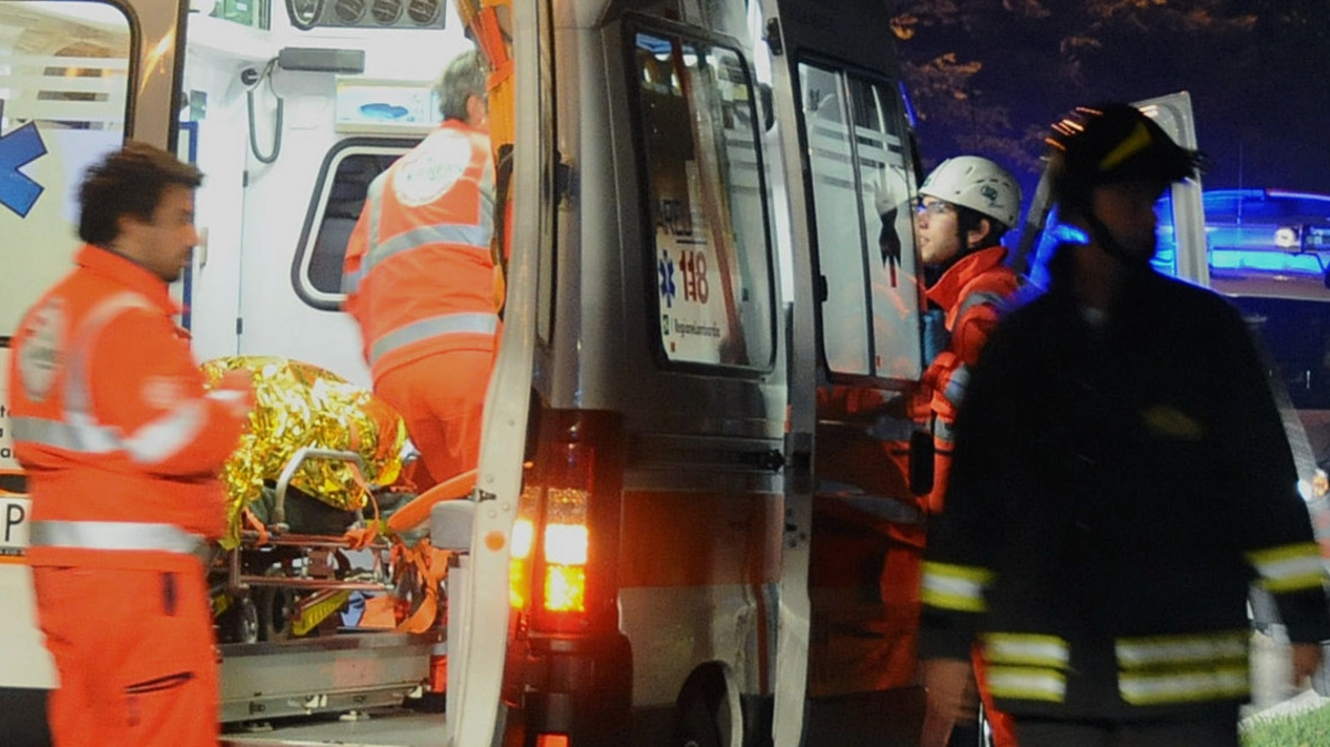 Un incidente stradale a Nembro ha causato la morte di Sofia Bagattini, 18 anni, e il ferimento di altri quattro giovani. La causa potrebbe essere la strada ghiacciata e una curva stretta.