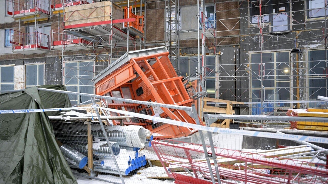 Incidente sul lavoro, in un cantiere montacarichi precipita nel vuoto,  morti 5 operai