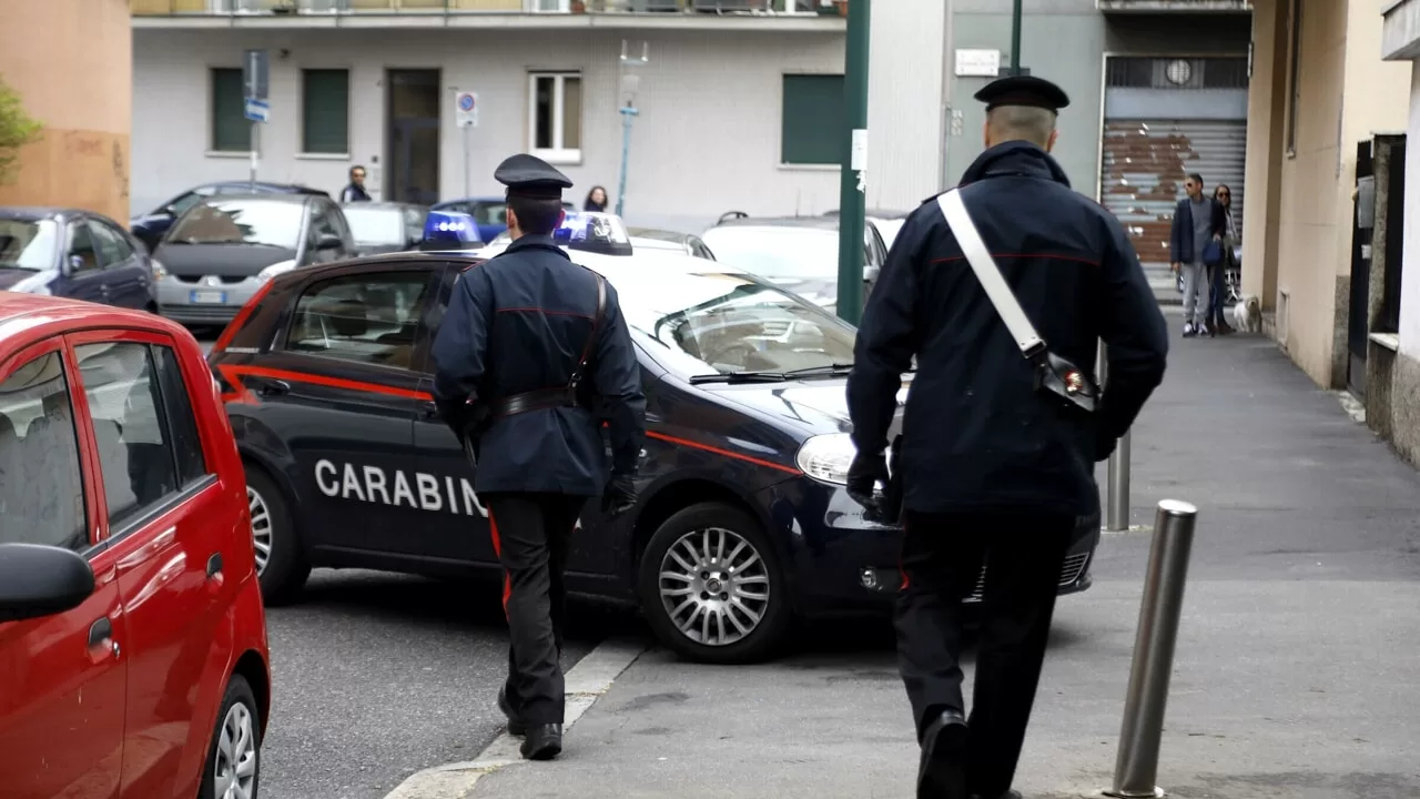 “Aggredita e picchiata dal fidanzato in un albergo, riesce a mandare un messaggio al padre che la salva, ”Voleva soffocarmi”