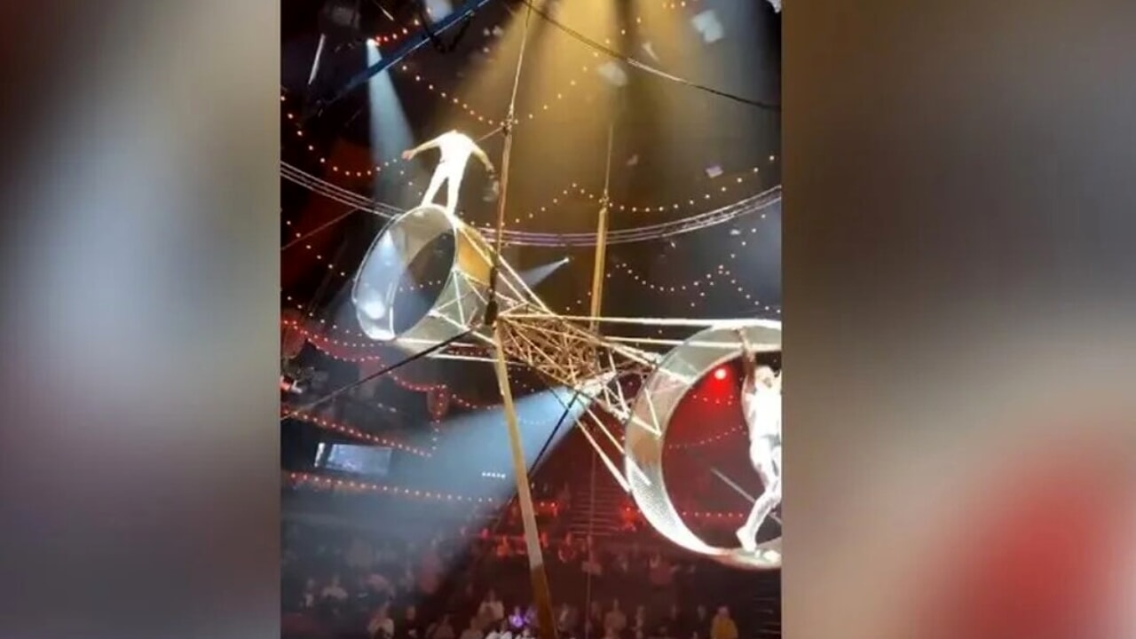 Attimi di paura al circo, acrobata cade dalla ruota gigante della morte, è grave