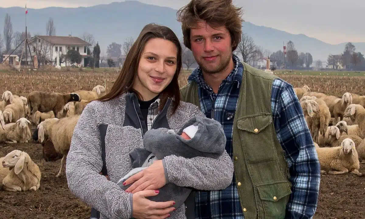 Luca e Nicole, una giovane coppia di Gallio (Vicenza), hanno scelto di lasciare i loro impieghi per avviare un allevamento di 500 pecore, un cambiamento di vita ispirato dalla passione per la natura e l'agricoltura.