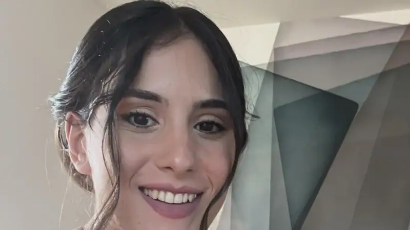 Fabiana Alessi, una madre 23enne, è tragicamente deceduta il 26 dicembre, causando sconcerto e dolore a Caltanissetta. La sua morte ha sollevato interrogativi sulla tempestività dell'assistenza sanitaria.