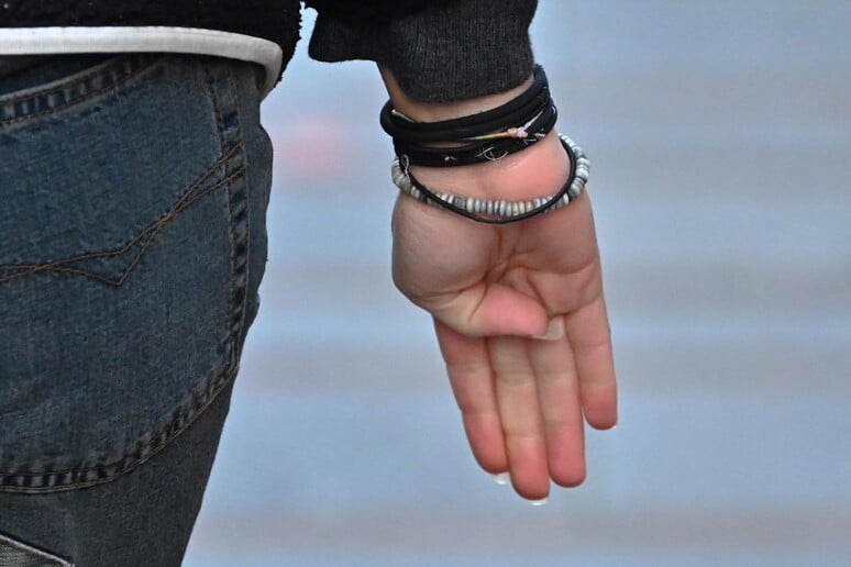 Prato, 14enne usa il gesto antiviolenza quando vede dei poliziotti che intervengono immediatamente, denunciato il padre