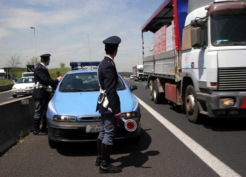 Autotrasportatore 50enne tenta di corrompere gli agenti di polizia stradale a Avellino, inserendo banconote nel libretto di circolazione, ma viene denunciato per istigazione alla corruzione e multato per 4mila euro.