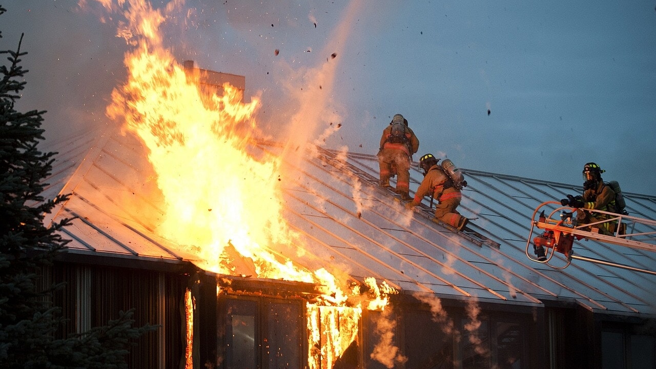 Scoppia un incendio, papà 45enne per mettere in salvo il bambino di 4 anni, muore, il piccolo sopravvive solo due giorni