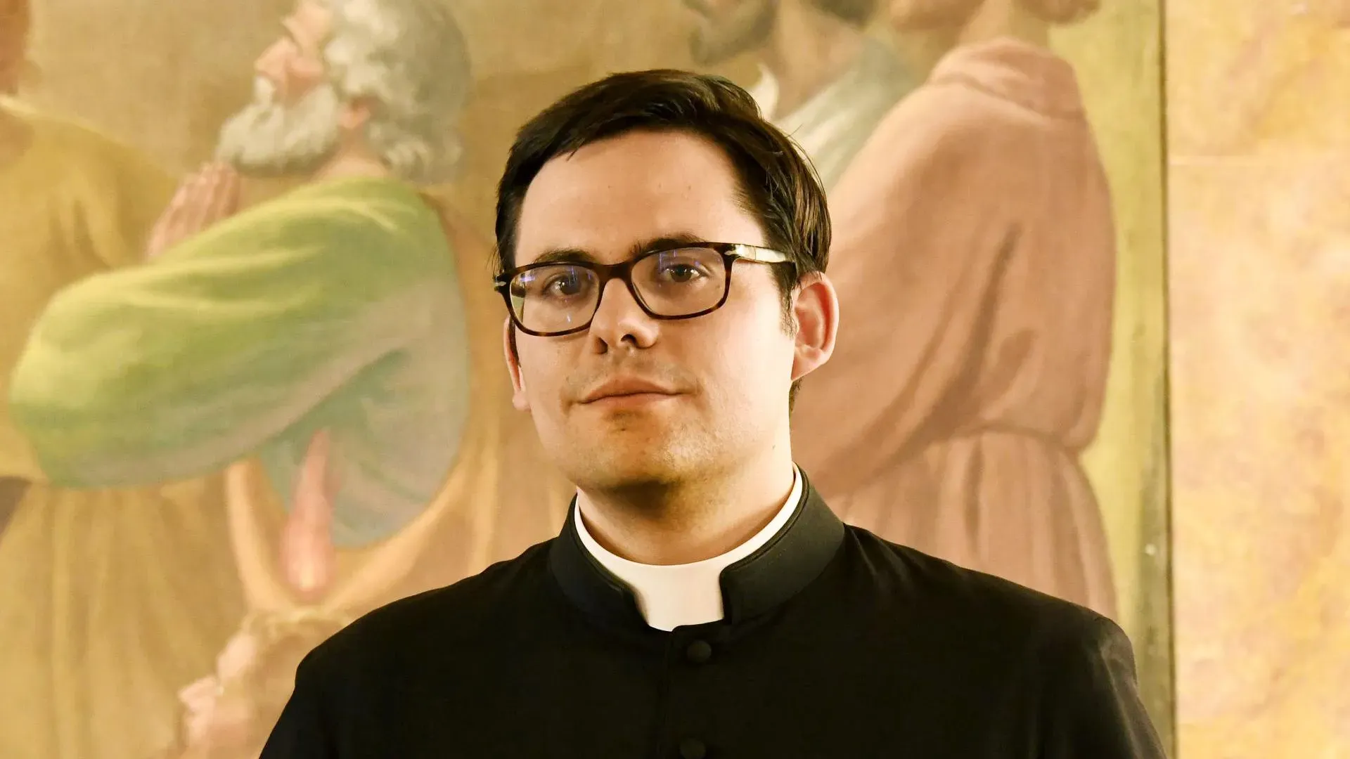 La comunità di Paullo, vicino Milano, è sconvolta per la morte improvvisa del giovane vicario parrocchiale Don Roberto Pozzi, a soli 32 anni.