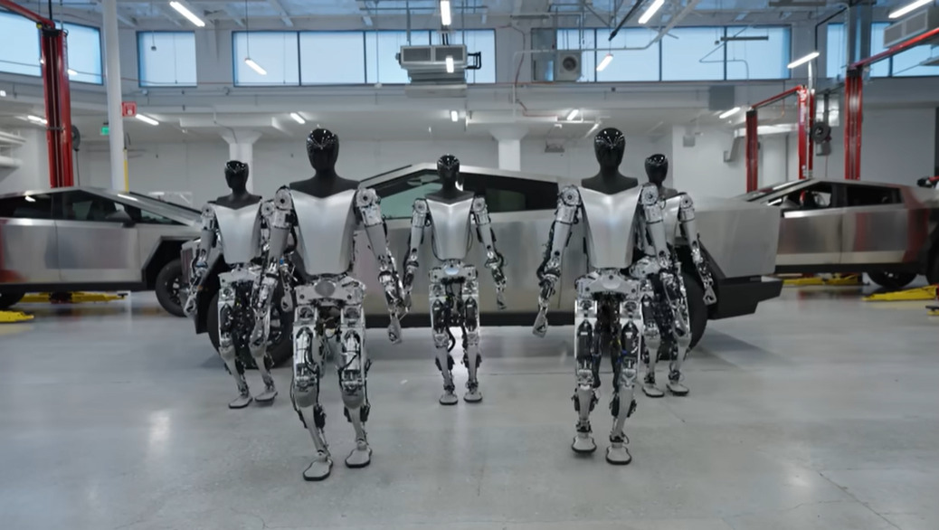 Ingegnere Tesla programma un software per l’assemblaggio delle auto, robot lo immobilizza e gli affonda gli artigli nel braccio, momenti di terrore