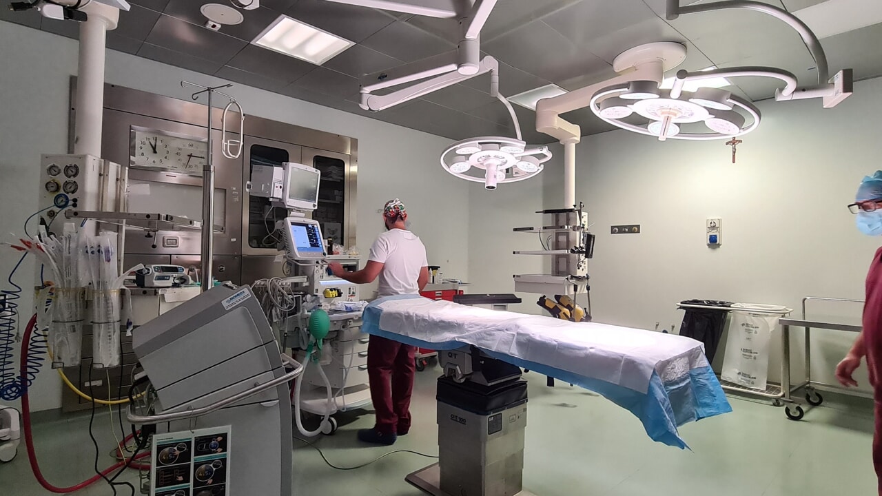 Successo in chirurgia laser a Bari: Un paziente con tumore della laringe curato con tecnica endoscopica trans-orale, preservando le funzioni vocali.