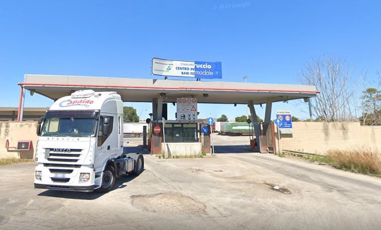 Un autista di camion è morto dopo essere stato investito da un altro mezzo pesante durante una pausa nell'area dello scalo merci ferroviario Ferruccio a Bari.